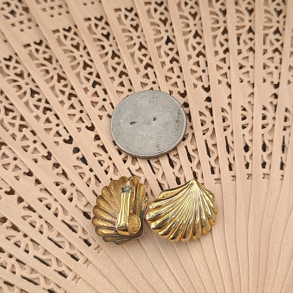 Vintage Clip on Earrings - Picture 5 of 7